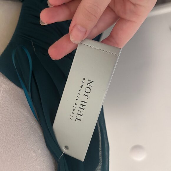 Teri Jon by Rickie Freeman Green - Picture 7 of 7